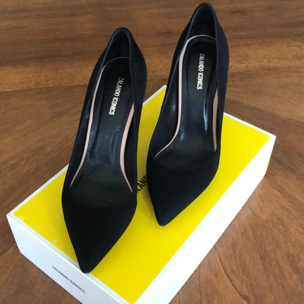 PRICE FIRM!Zalando iconics suede pumps